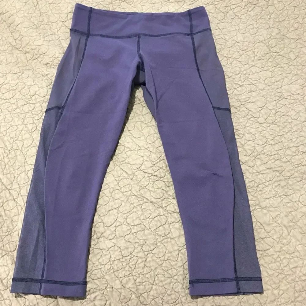 Lululemon Athletica purple leggings size 6.    A236